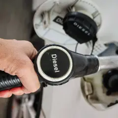 Tankdeckel mit "Diesel" Aufschrift. HVO-Diesel Nachteile sind hier noch kein Thema, nur das Betanken.