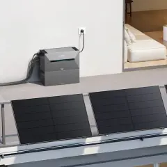 Balkonkraftwerk mit Speicher sinnvoll: Solarmodule auf dem Balkongeländer, verbunden mit einem grauem Speichergerät, das in die Steckdose gesteckt ist.