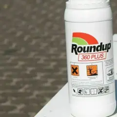 Flasche Roundup 360 Plus mit Warnhinweisen. Die Anwendung von Roundup 360 Plus ist verboten.
