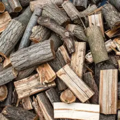 Ein Haufen gespaltenes Holz, bereit für die Nutzung als erneuerbare Energie.