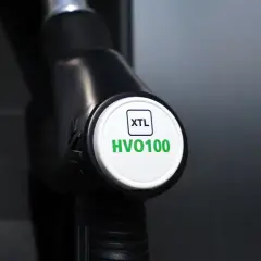 Nahaufnahme einer Zapfpistole mit der Kennzeichnung "XTL HVO100". Der Biodiesel-Preis ist hier nicht ersichtlich, aber die Bezeichnung deutet auf eine nachhaltige Kraftstoffoption hin.