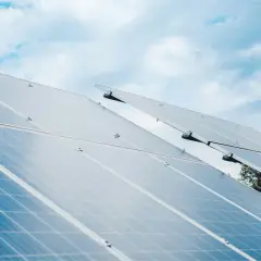 Solarpanels unter blauem Himmel. Informieren Sie sich über den pv-strom direktvermarktung preis aktuell.