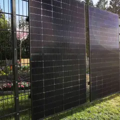 Ein moderner Zaun mit integrierten Solarmodulen. Dieser **solarzaun sinnvoll** nutzt die Fläche optimal für saubere Energie.