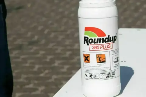 Flasche Roundup 360 Plus mit Warnhinweisen. Die Anwendung von Roundup 360 Plus ist verboten.