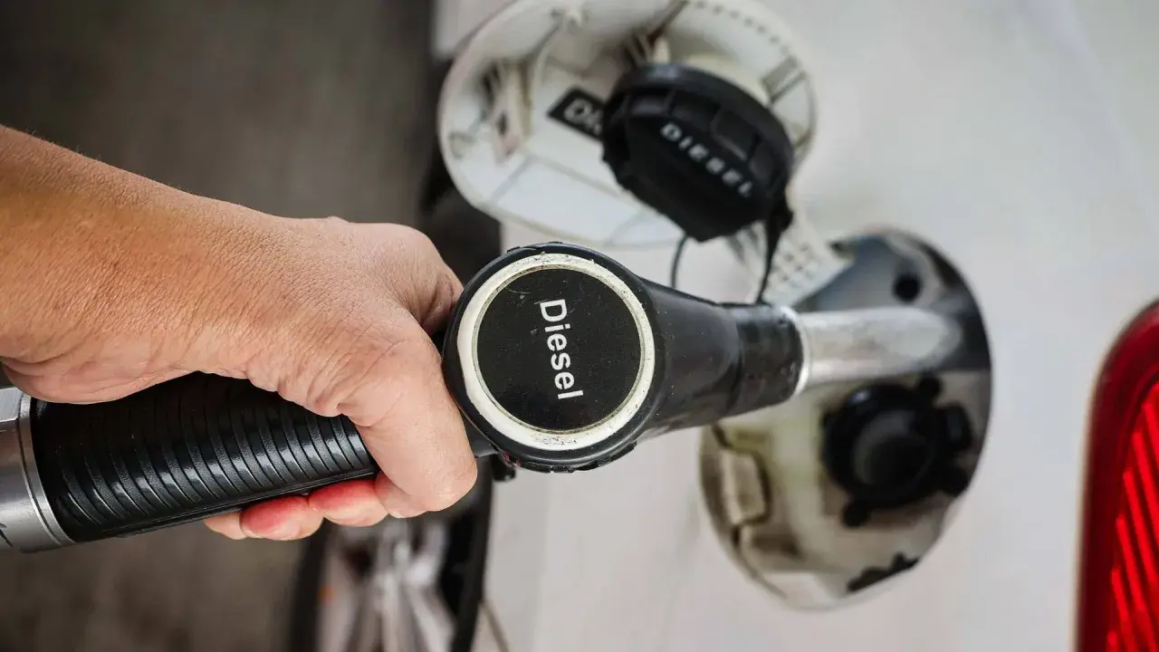 Tankdeckel mit "Diesel" Aufschrift. HVO-Diesel Nachteile sind hier noch kein Thema, nur das Betanken.