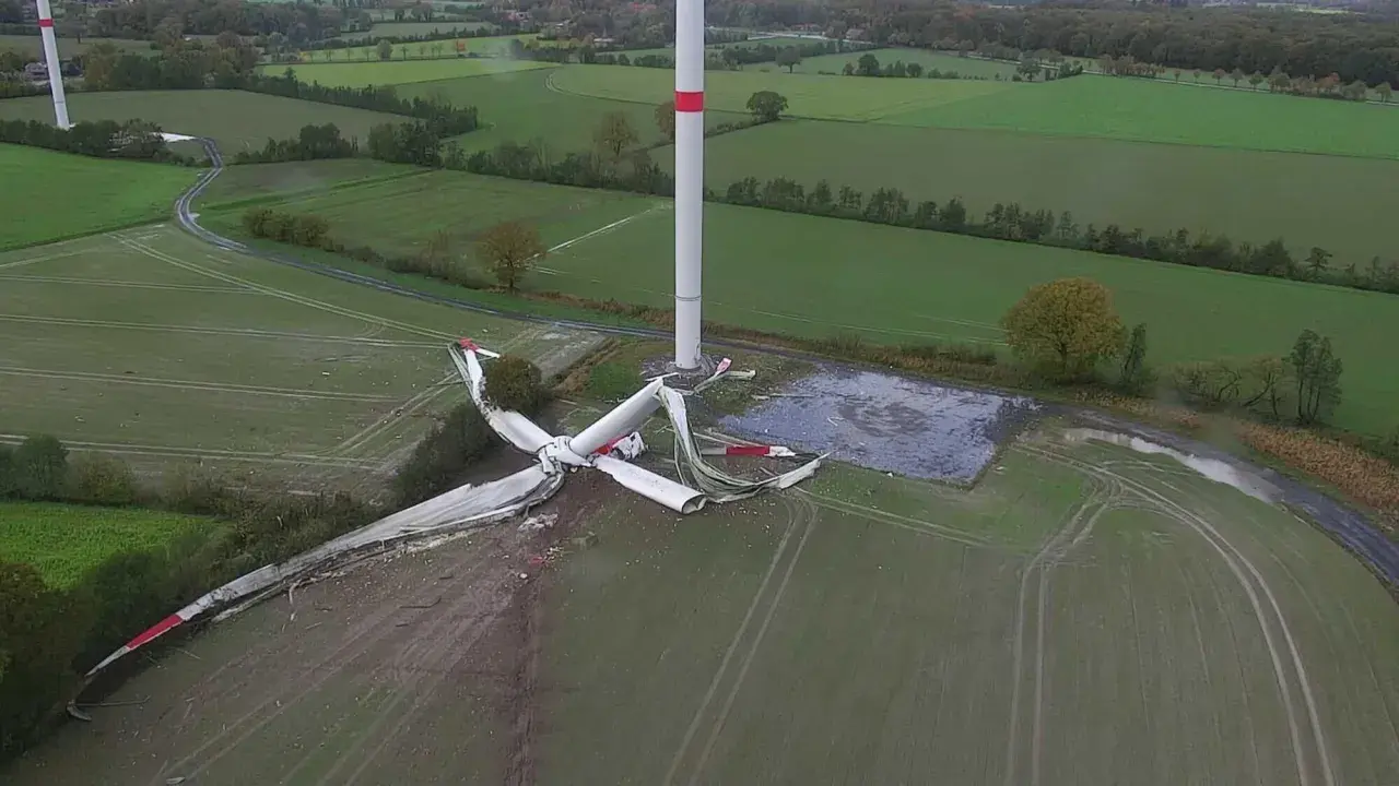 Ein Windrad Unfall hat die Rotorblätter zerfetzt. Trümmer liegen verstreut auf dem Feld neben dem intakten Turm.