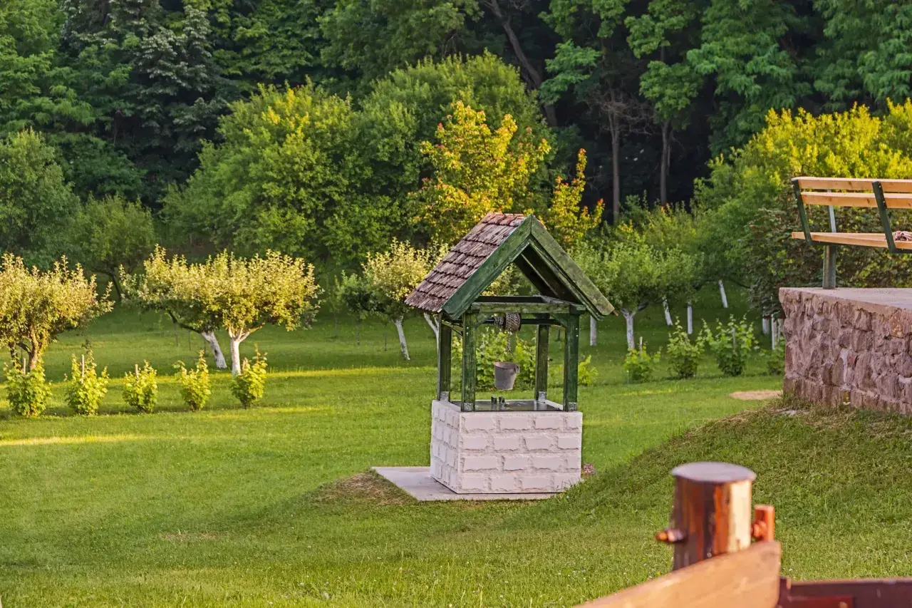 Ein alter Brunnen im Garten, der an die Zeit erinnert, als man für das Brunnen bohren noch eine Genehmigung brauchte.