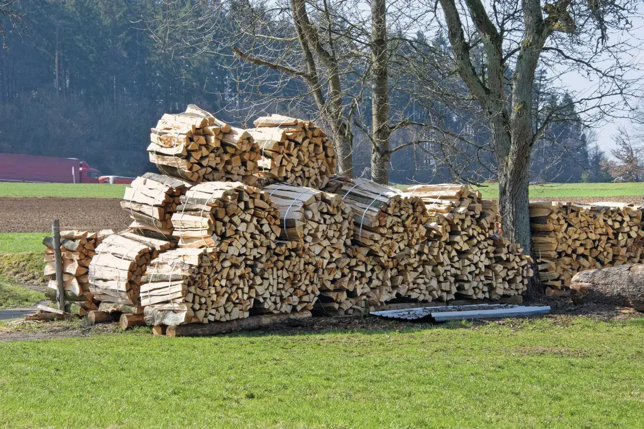 Stapel von gespaltenem Weichholz, bereit für den Verkauf. Der Preis pro Ster Weichholz ist hier günstig.
