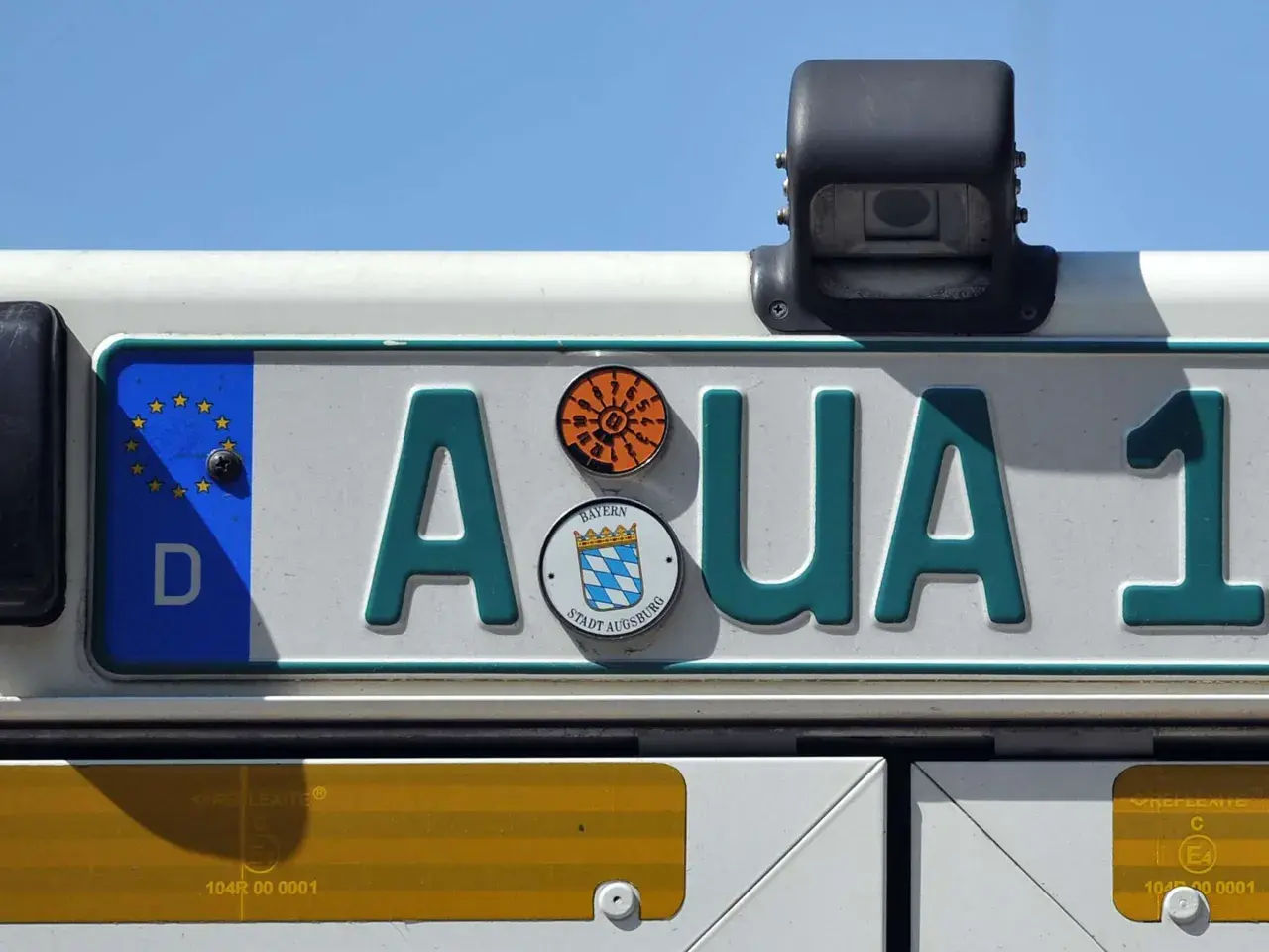 Kennzeichen "AQUA 1" auf einem Traktor. Das schwarze Kennzeichen hat ein EU-Feld und das Stadtwappen von Augsburg.