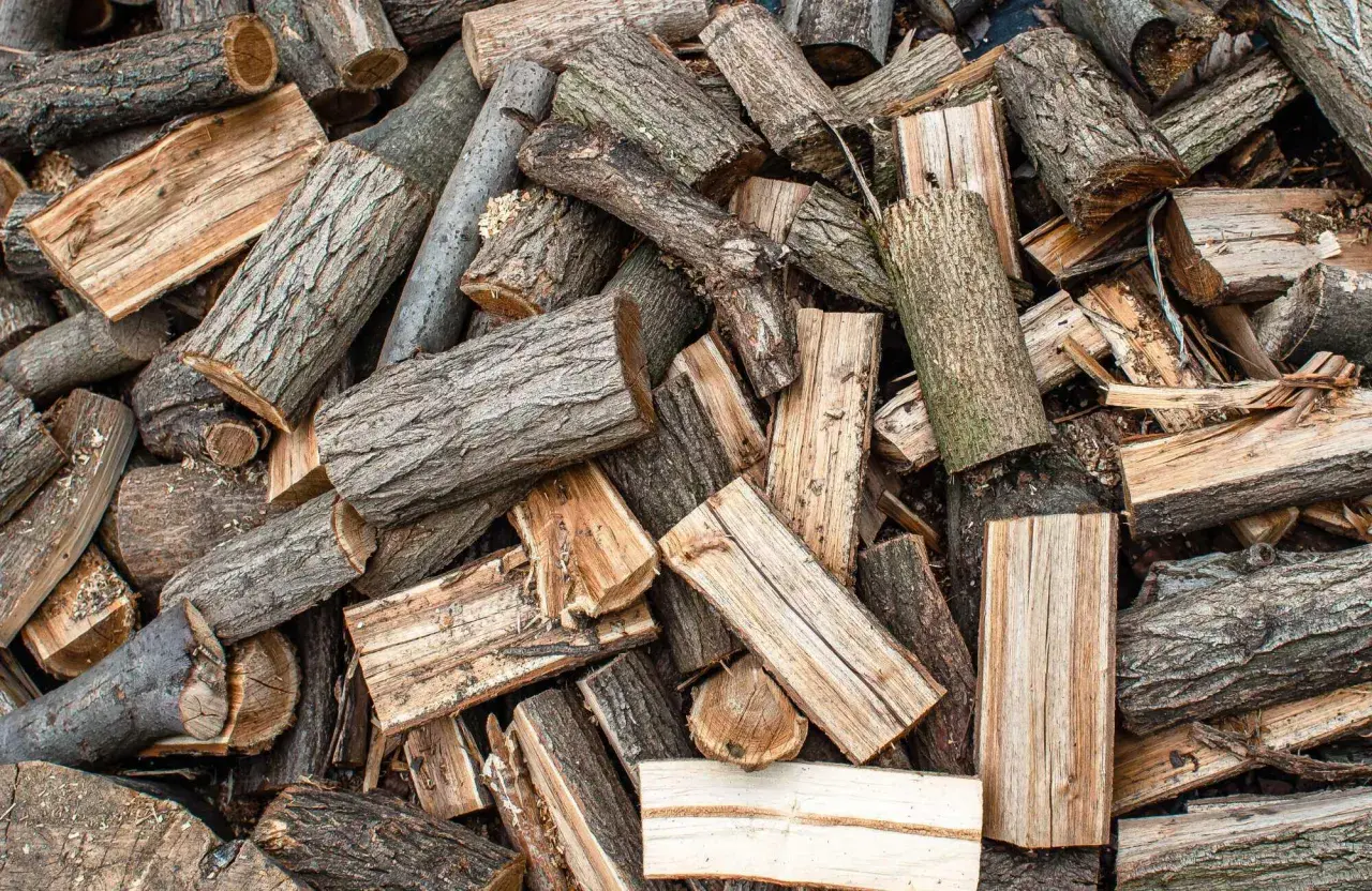 Ein Haufen gespaltenes Holz, bereit für die Nutzung als erneuerbare Energie.