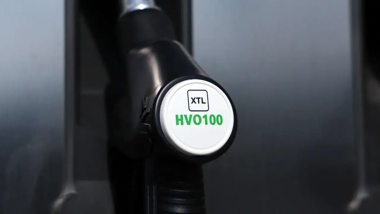 Nahaufnahme einer Zapfpistole mit der Kennzeichnung "XTL HVO100". Der Biodiesel-Preis ist hier nicht ersichtlich, aber die Bezeichnung deutet auf eine nachhaltige Kraftstoffoption hin.