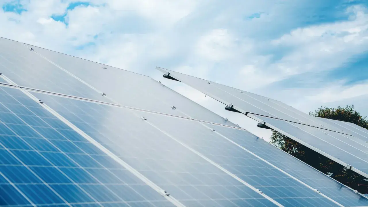 Solarpanels unter blauem Himmel. Informieren Sie sich über den pv-strom direktvermarktung preis aktuell.