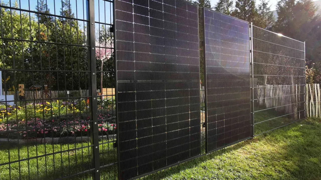 Ein moderner Zaun mit integrierten Solarmodulen. Dieser **solarzaun sinnvoll** nutzt die Fläche optimal für saubere Energie.