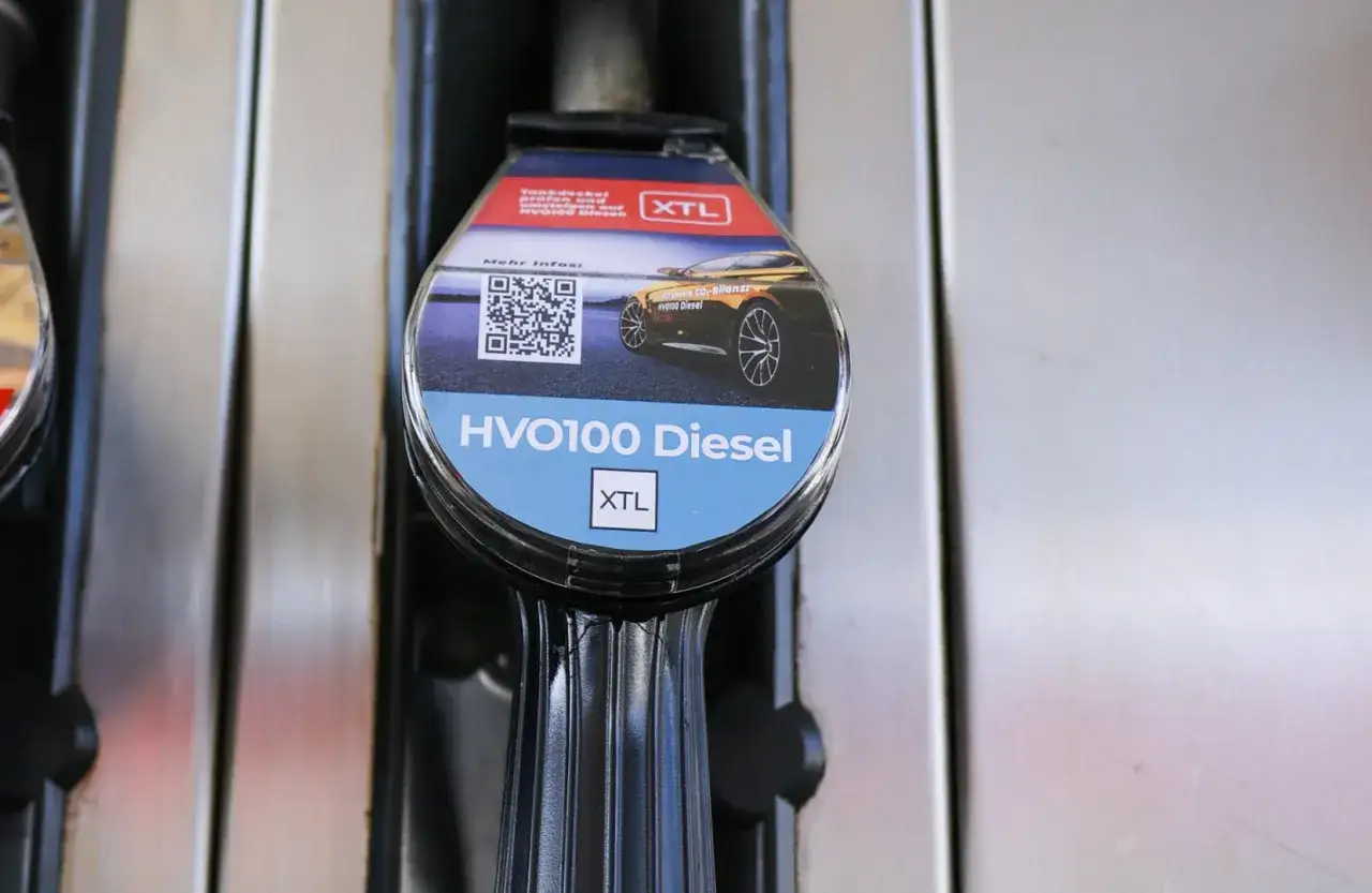Zapfhan-Aufkleber f&uuml;r HVO100 Diesel. M&ouml;gliche Nachteile von HVO-Diesel sind noch unklar, aber die CO₂-Bilanz ist positiv.