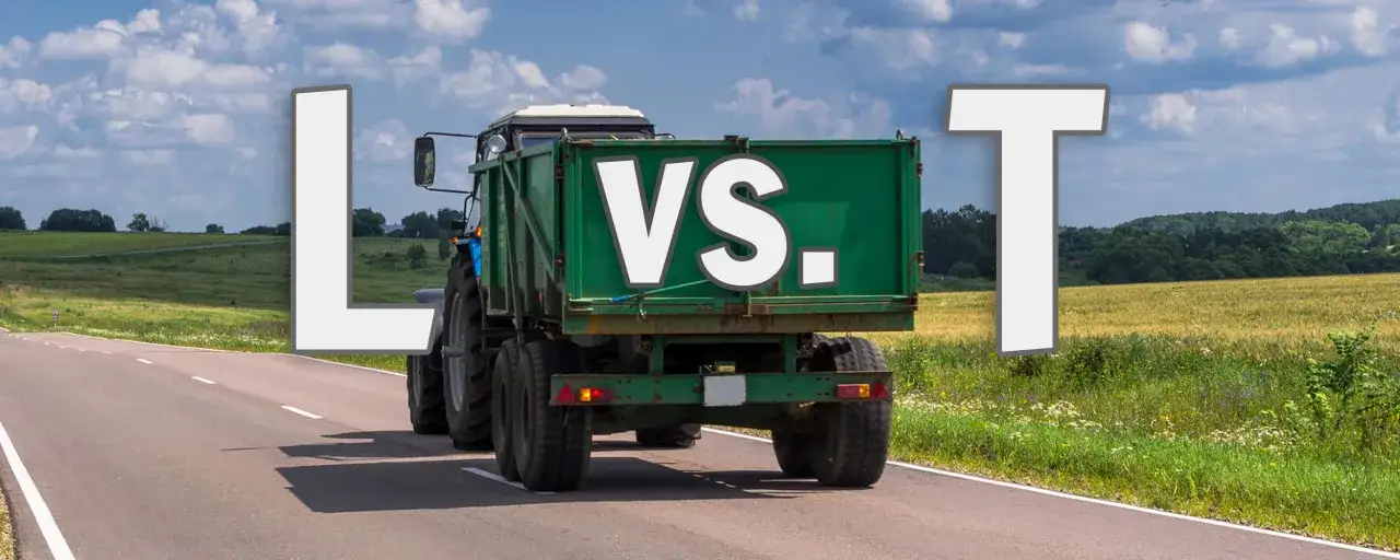 Traktor mit Anhänger auf Landstraße,