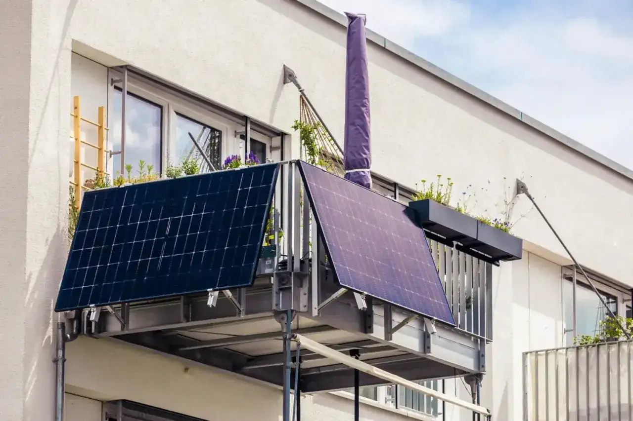 Balkonkraftwerk: zwei Solarmodule auf einer Metallkonstruktion montiert. Ideal für die solaranlage selber montieren.