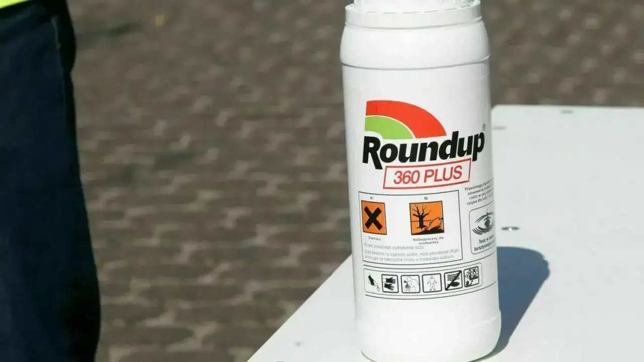 Flasche Roundup 360 Plus, dessen Anwendung verboten ist. Gefahrensymbole weisen auf Reizung und Umweltgefahr hin.