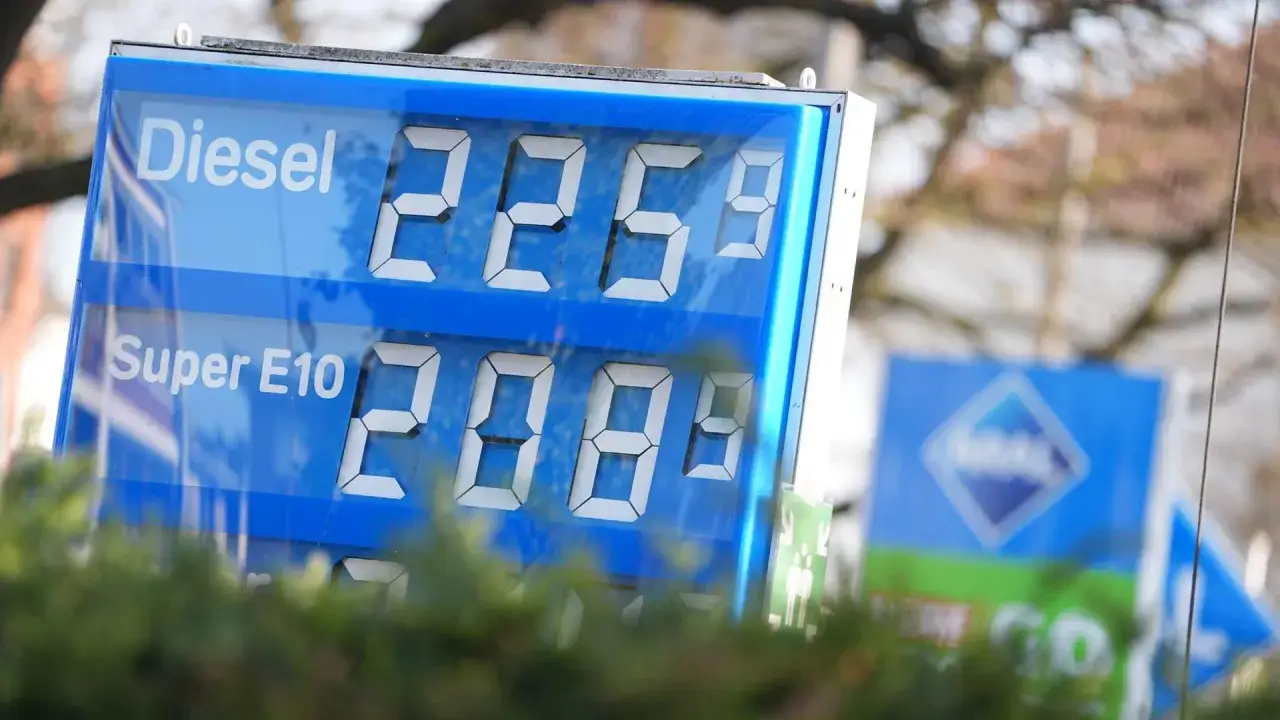 Preisschild an einer Tankstelle: Diesel kostet 2,259 €, Super E10 2,089 €. Was kostet der Liter Diesel?