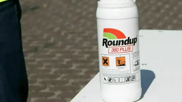 Flasche Roundup 360 Plus mit Warnhinweisen. Die Anwendung von Roundup 360 Plus ist verboten.